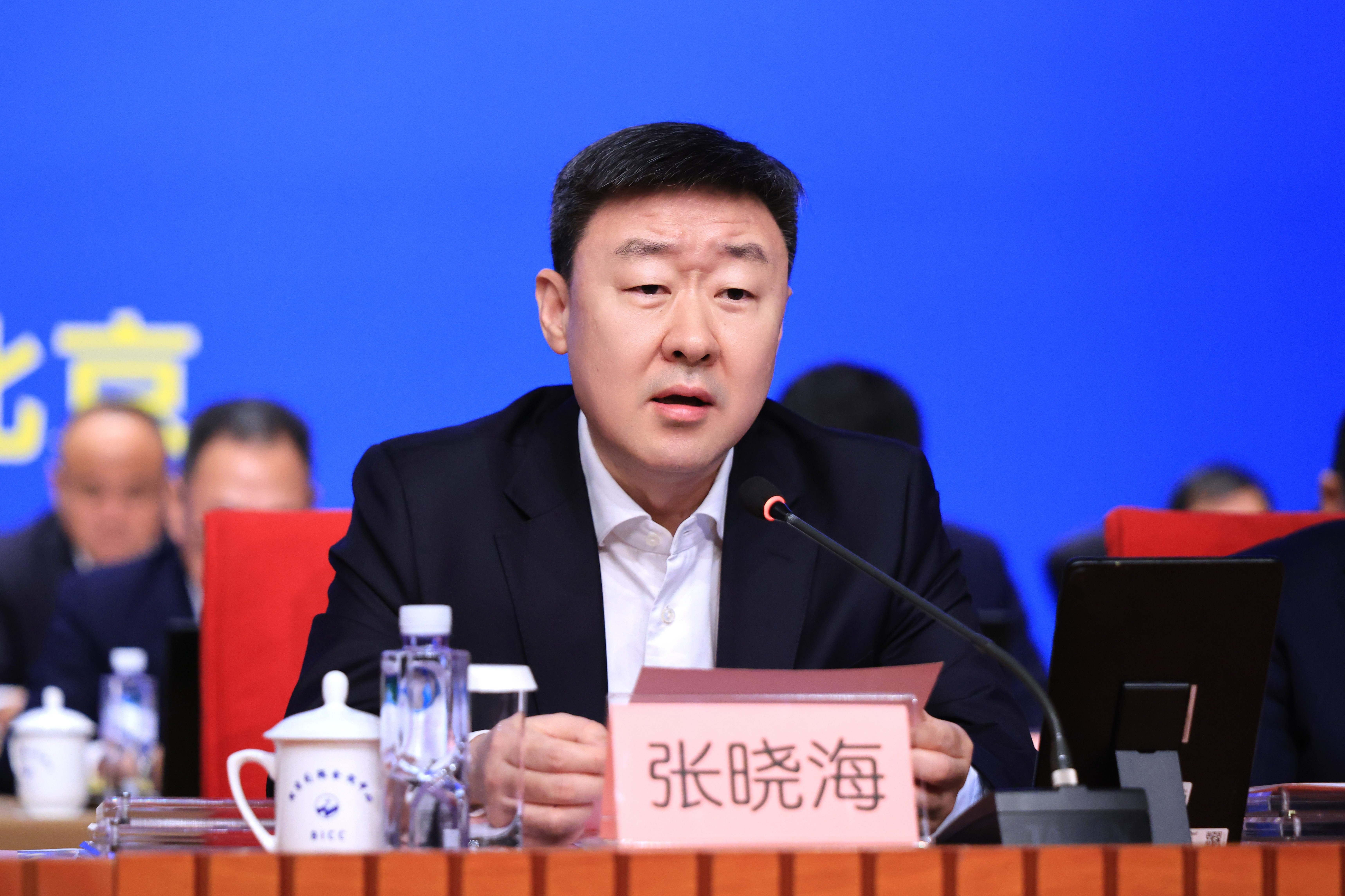 山东省304am永利集团会长，山东黄金集团有限公司党委书记、董事长张晓海宣读《关于审议〈304am永利集团第四届理事会工作报告〉的议案》.JPG
