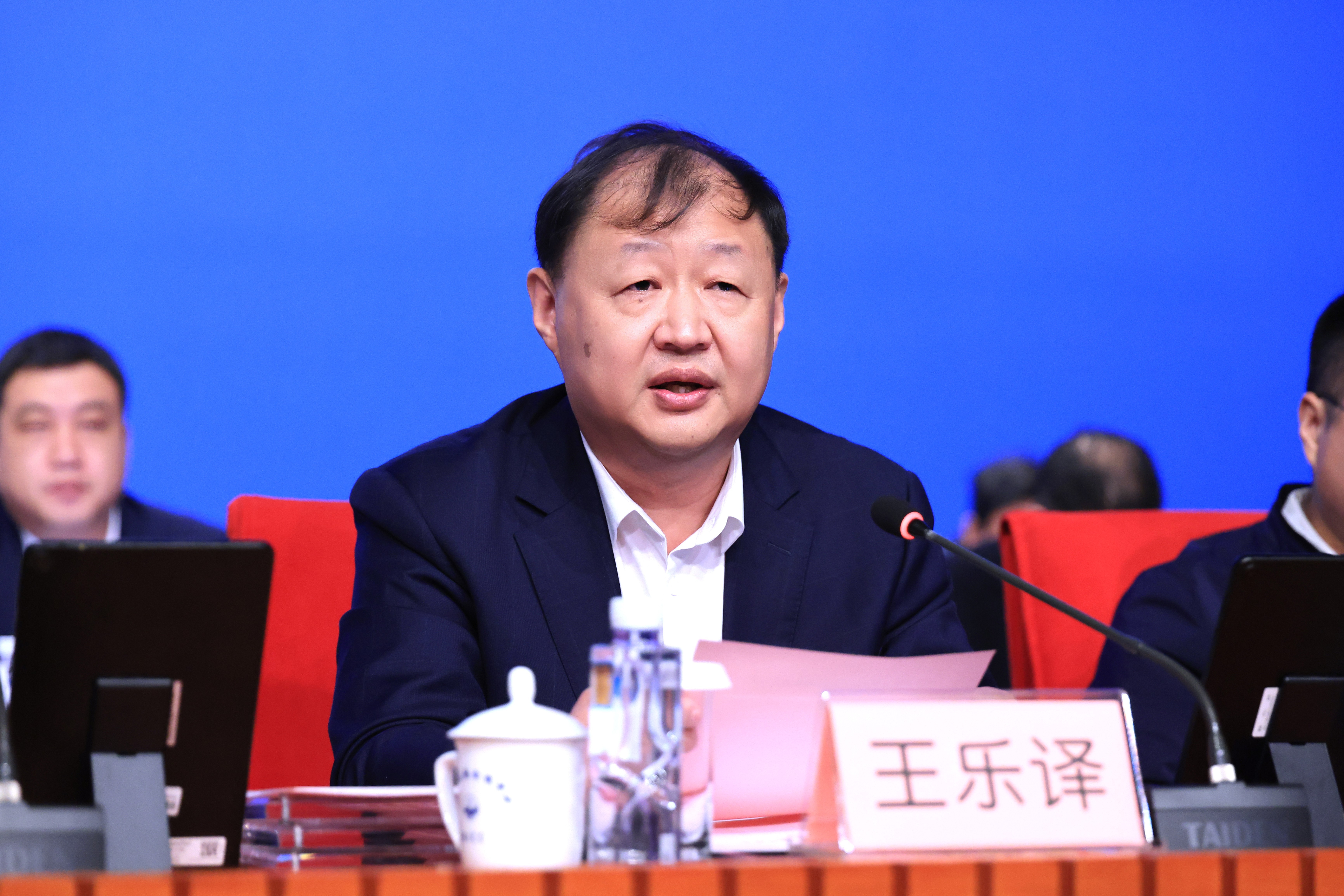 烟台市黄金珠宝协会会长，山东招金集团有限公司党委书记、董事长、总经理王乐译宣读《关于审议〈304am永利集团章程修改草案〉的议案》.JPG