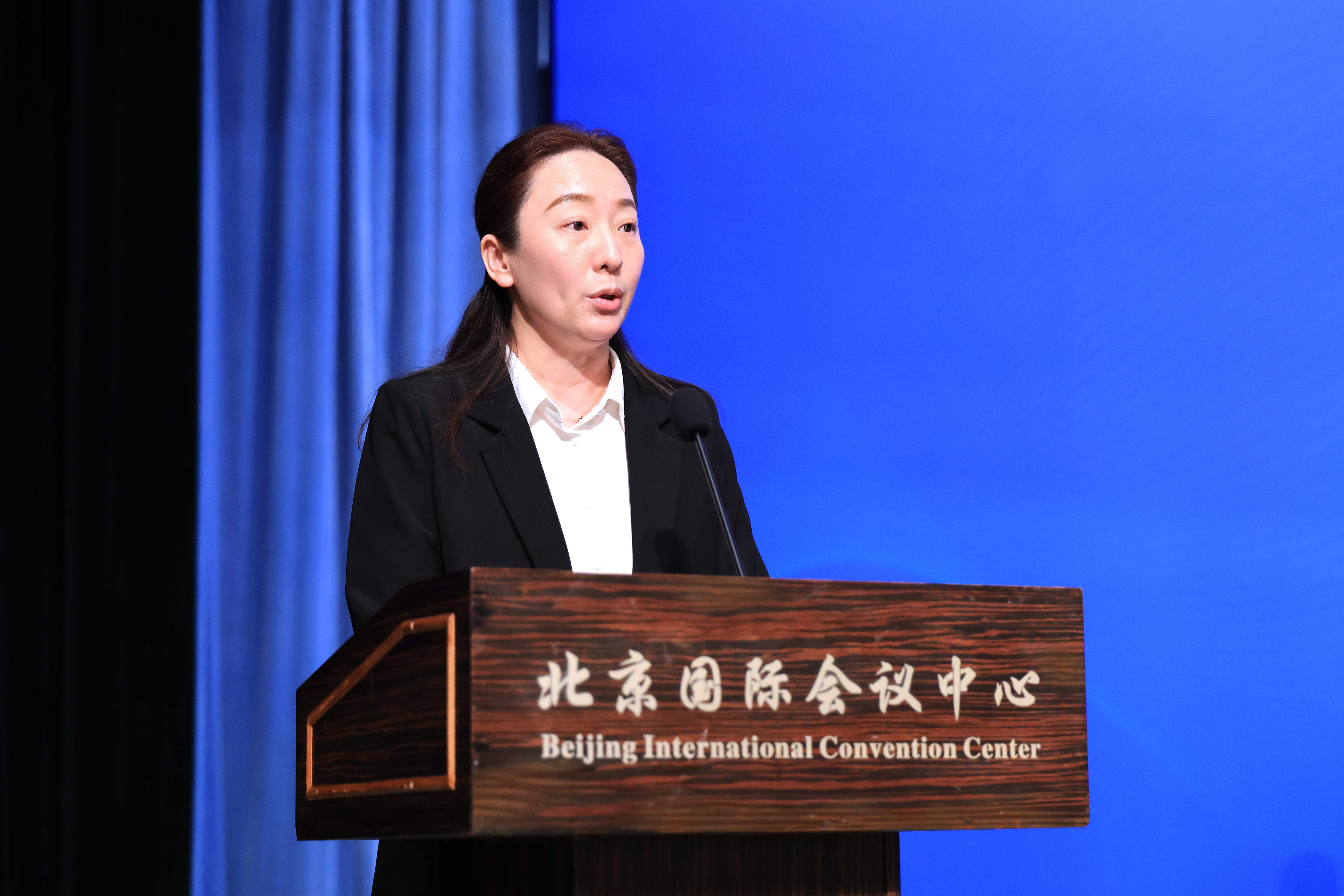 总监票人赵丹宇宣读无记名投票表决及选举结果.JPG