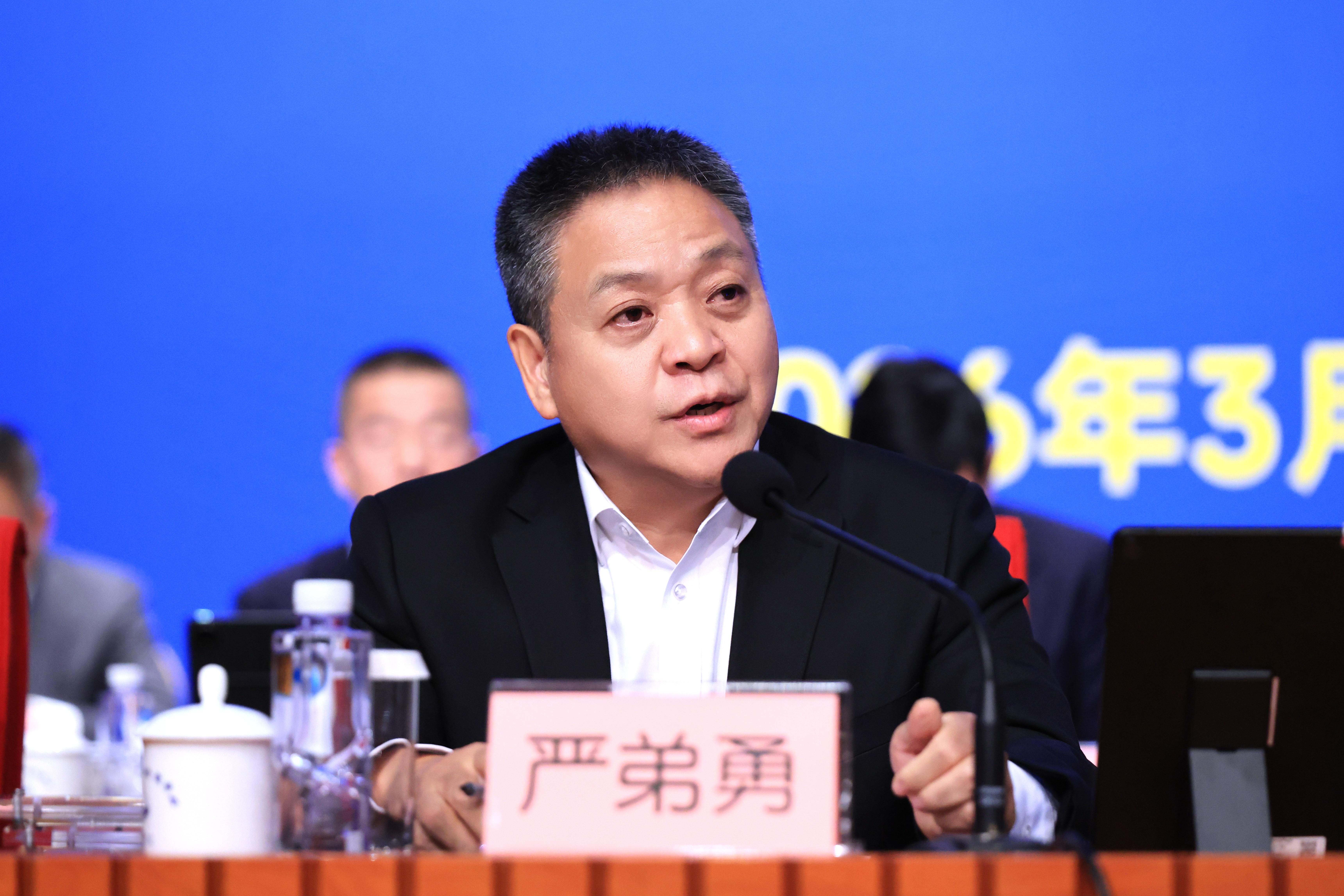 304am永利集团党委书记严弟勇主持大会.JPG